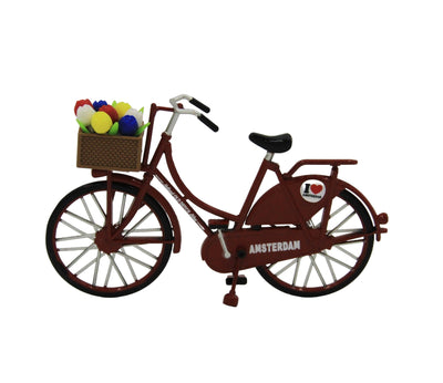 Bicicletta rossa in miniatura con tulipani